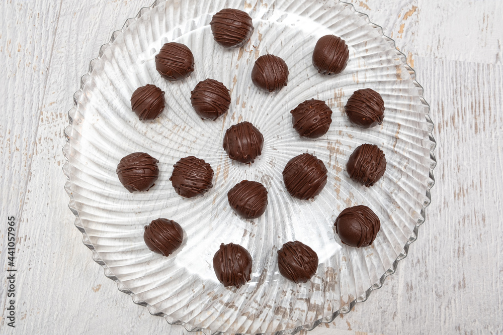 Dark chocolate candies / pralines / truffles