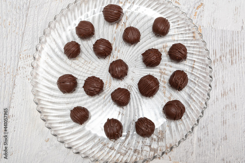 Obraz na płótnie Dark chocolate candies / pralines / truffles w salonie