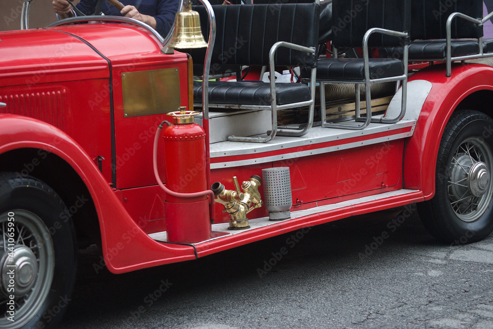 Carro de bombeiros antigo com sino e extintor, alusivos à época, viatura aberta sem cobertura Carro de bombeiros antigo com sino e extintor, alusivos à época, viatura aberta sem cobertura