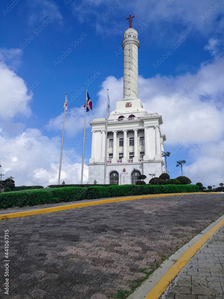 Edificación arquitectónica, actualmente nombrada en honor a los héroes de la restauración. Mandada a construir por el ex-presidente Rafael Leonidas Trujillo Molina. Un monumento muy icónico.