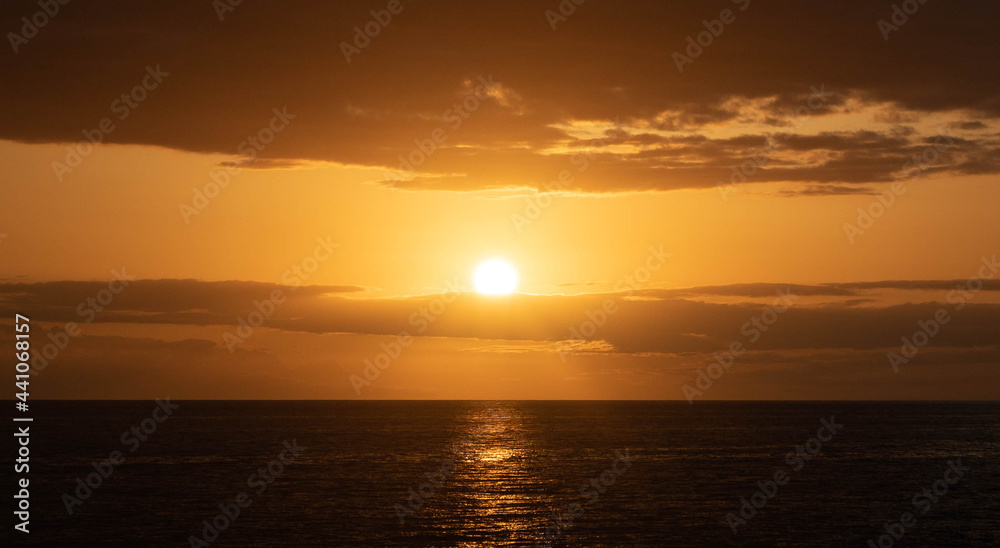 sunset on the Hawaiian sea center sun