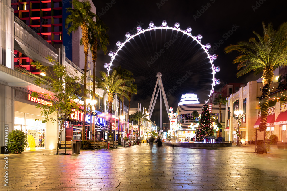The High Roller Ferris Wheel at The Linq Hotel and Casino at night - Las  Vegas, Nevada, USA Stock-Foto | Adobe Stock