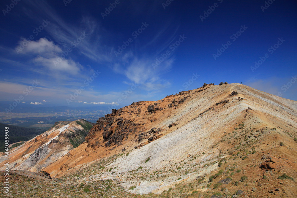 Fototapeta premium Mt.Tokachi, Mt.Furano 晴天下の十勝岳からふらの岳縦走