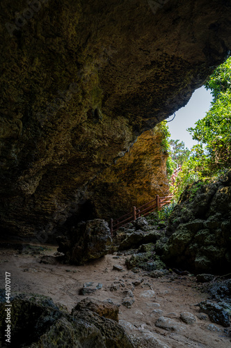 洞窟の中、琉球石灰岩 