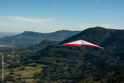 Declagem de asa delta do alto do morro rumo a natureza photo