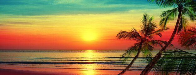 Keuken achterwand Strand zonsondergang Exotisch eiland met gouden zonnegloed  © Vera Shestak