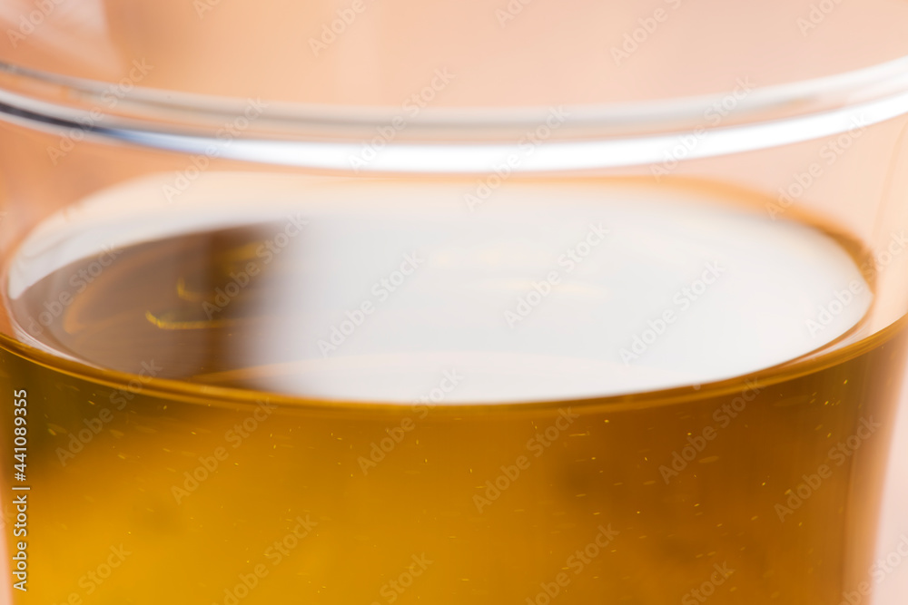 ガラスの容器にオリーブオイルを入れる