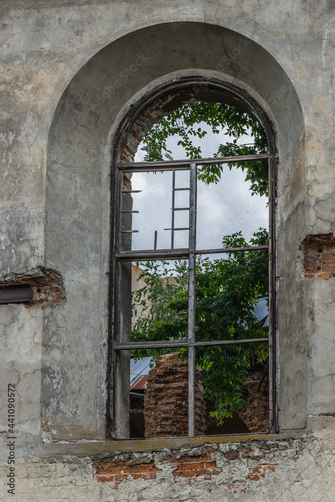 Fototapeta premium Brody, Ukraine - june, 2021: The ruins of The Old fortress synagogue of Brody 