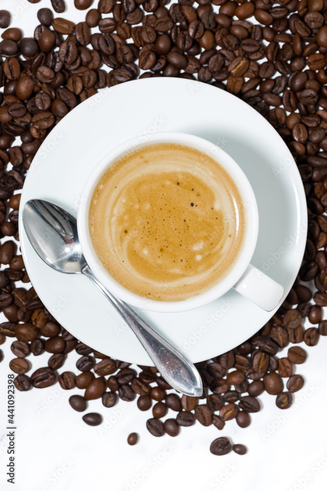 Obraz premium espresso cup on coffee beans