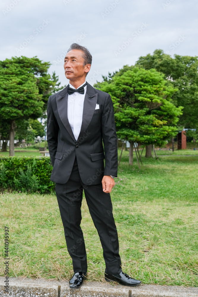 実業家 タキシード姿の男性 日本人 実業家 タキシード姿の男性 日本人