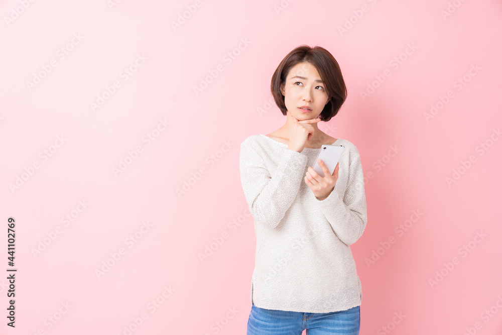 スマホを見る女性 考える スマホを見る女性 考える