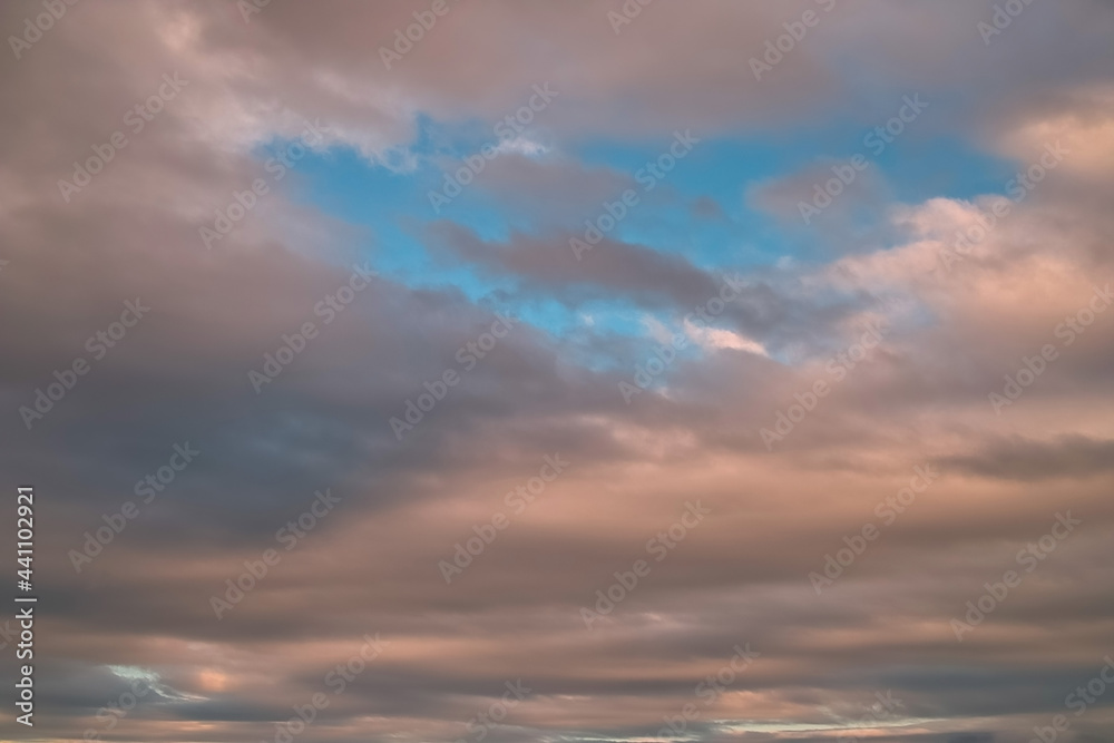 空の風景(夕焼け) 青空が見える色づく雲