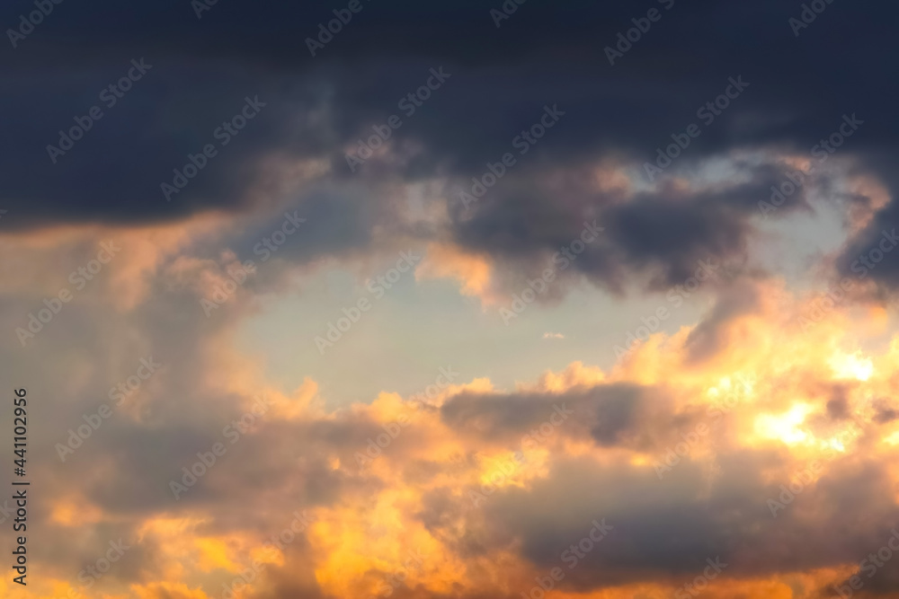 空の風景(夕焼け) 夕焼けの雲に黒と橙が混ざる