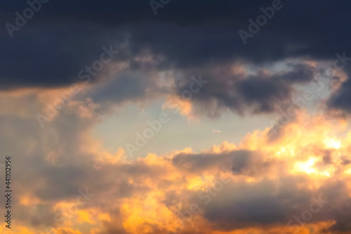 空の風景(夕焼け) 夕焼けの雲に黒と橙が混ざる © BEIZ images