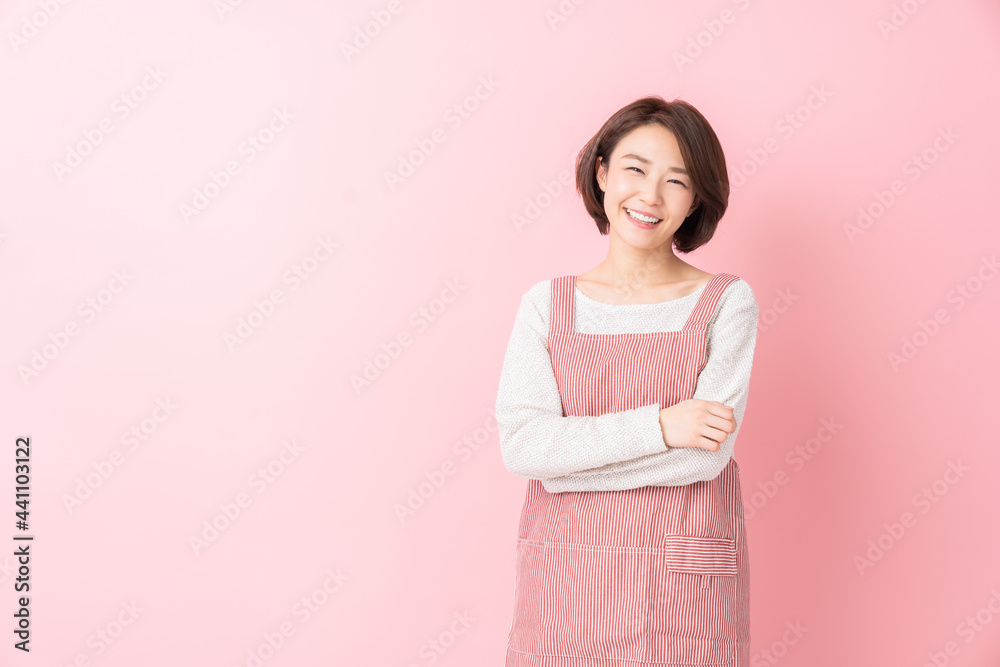 エプロン姿の女性 エプロン姿の女性