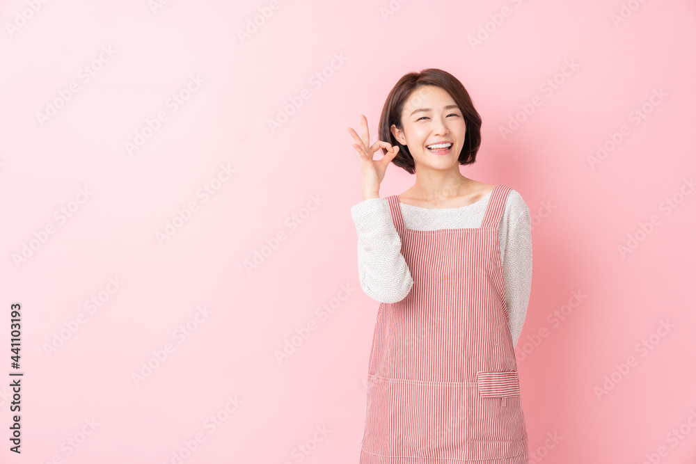エプロン姿の女性 エプロン姿の女性