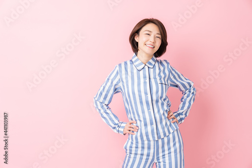 パジャマを着た女性