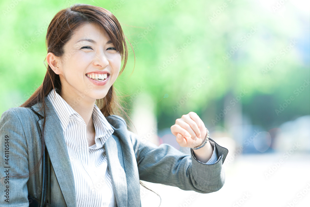 時計を見るビジネスウーマン 時計を見るビジネスウーマン