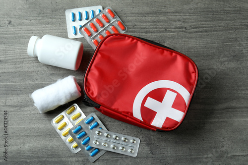 Fotografía First aid medical kit on gray textured table