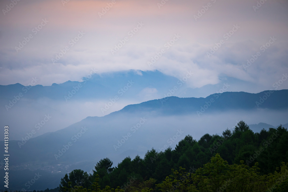 ”八千穂高原”から見る雲海の山と／長野県