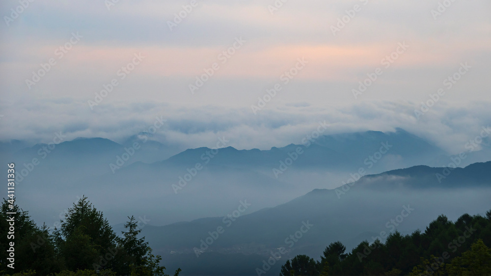 ”八千穂高原”から見る雲海の山と朝焼けの空／長野県