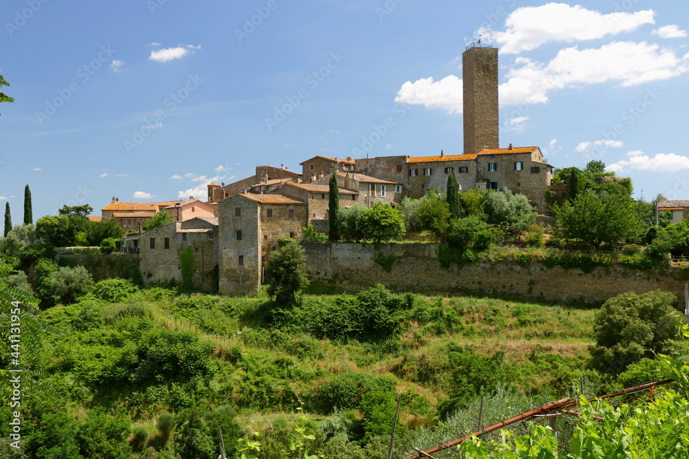 Panorama di un antico borgo immerso nel verde della campagna toscana - Pereta - Toscana - Italia