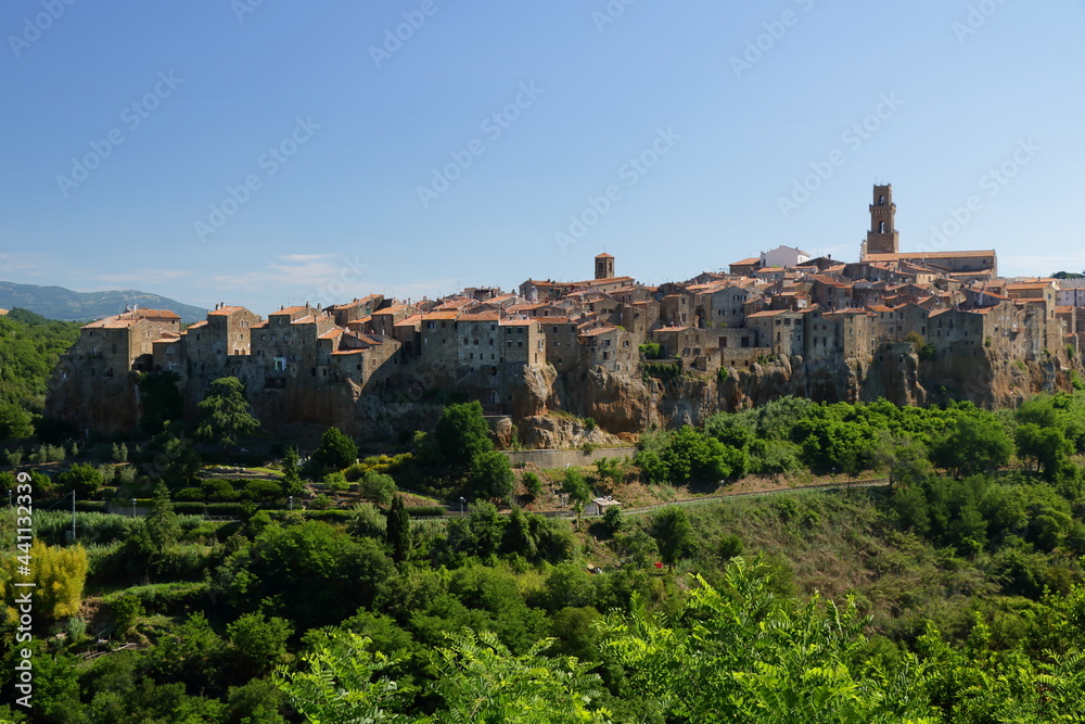 Panorama di un antico borgo costruito su tufo - Pitigliano - Toscana - Itala