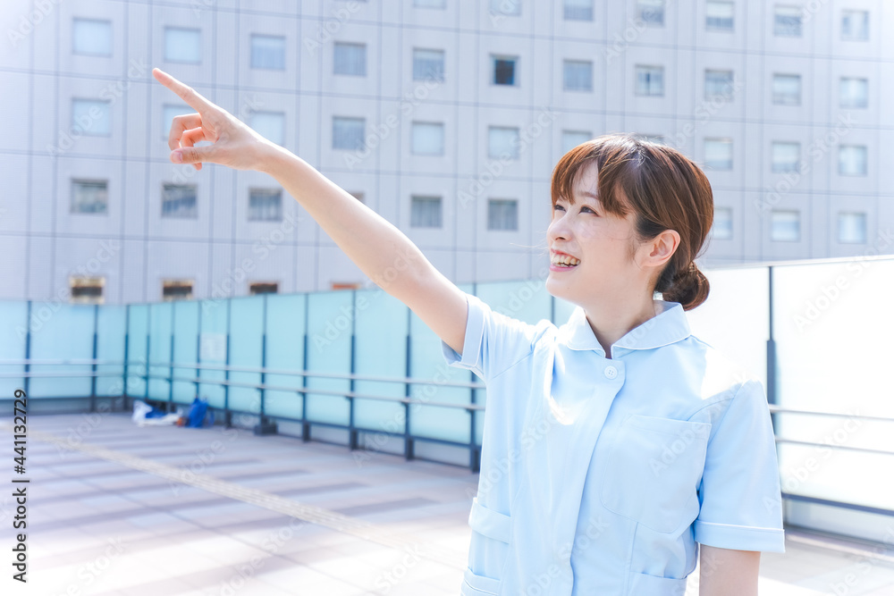 指さす看護師