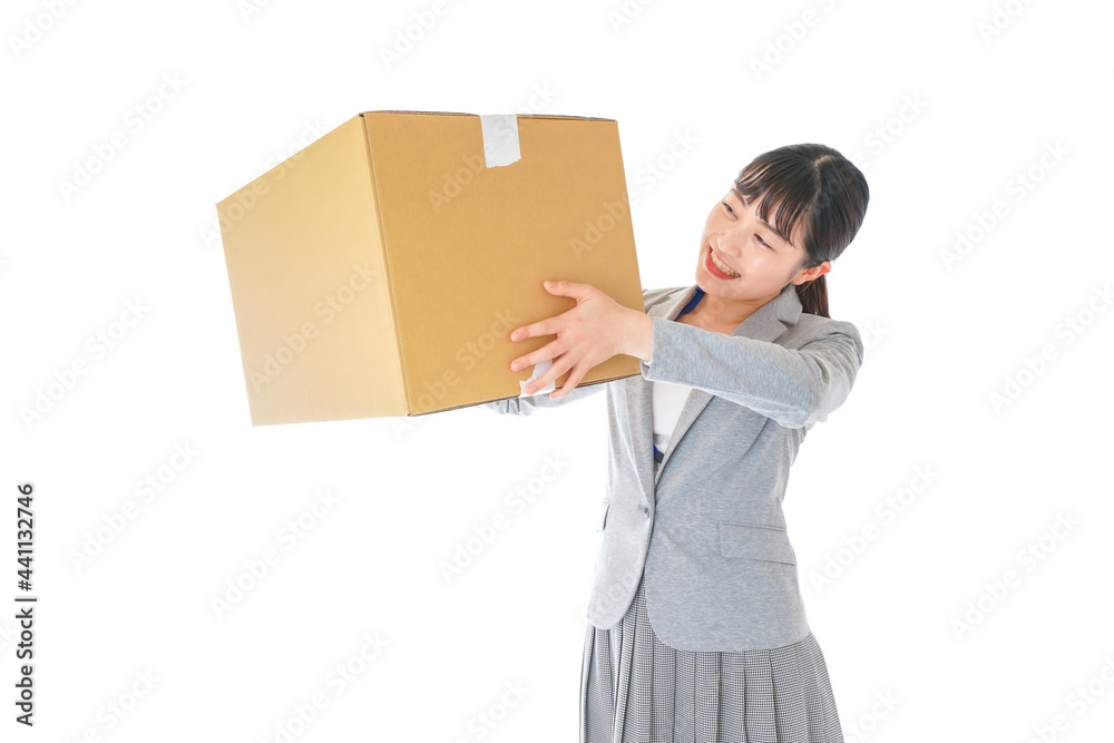 荷物を運ぶ若いビジネスウーマン 荷物を運ぶ若いビジネスウーマン