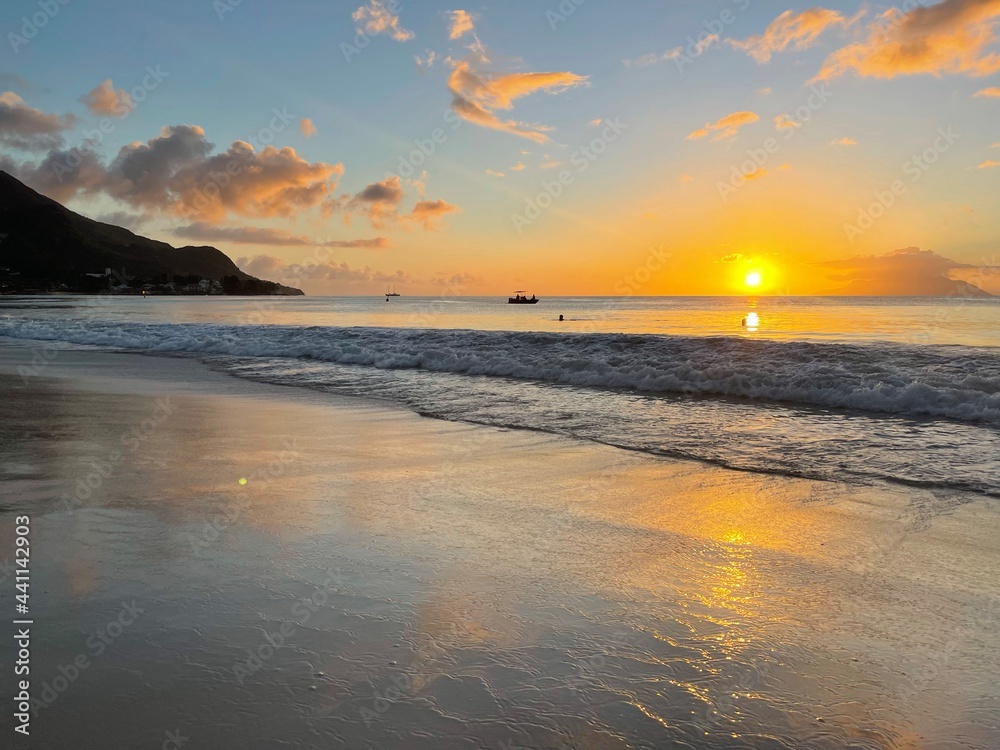 Fototapeta premium Vague d'une plage de rêve devant un couché de soleil