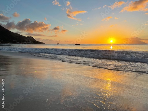 Vague d une plage de r  ve devant un couch   de soleil