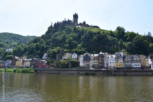 17.06.2021 Cochem, Deutschland: Touristiser Moselufer an der Altstadt mit Schiffsabfahrtsorten photo