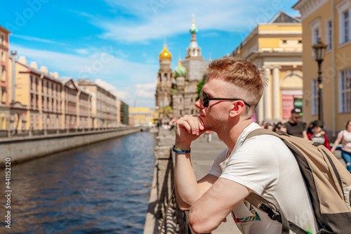 Foto A young blond man walks in the center of St