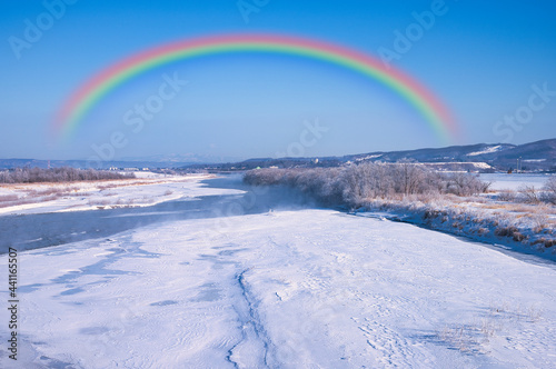 帯広郊外の河川にかかる虹 © san724