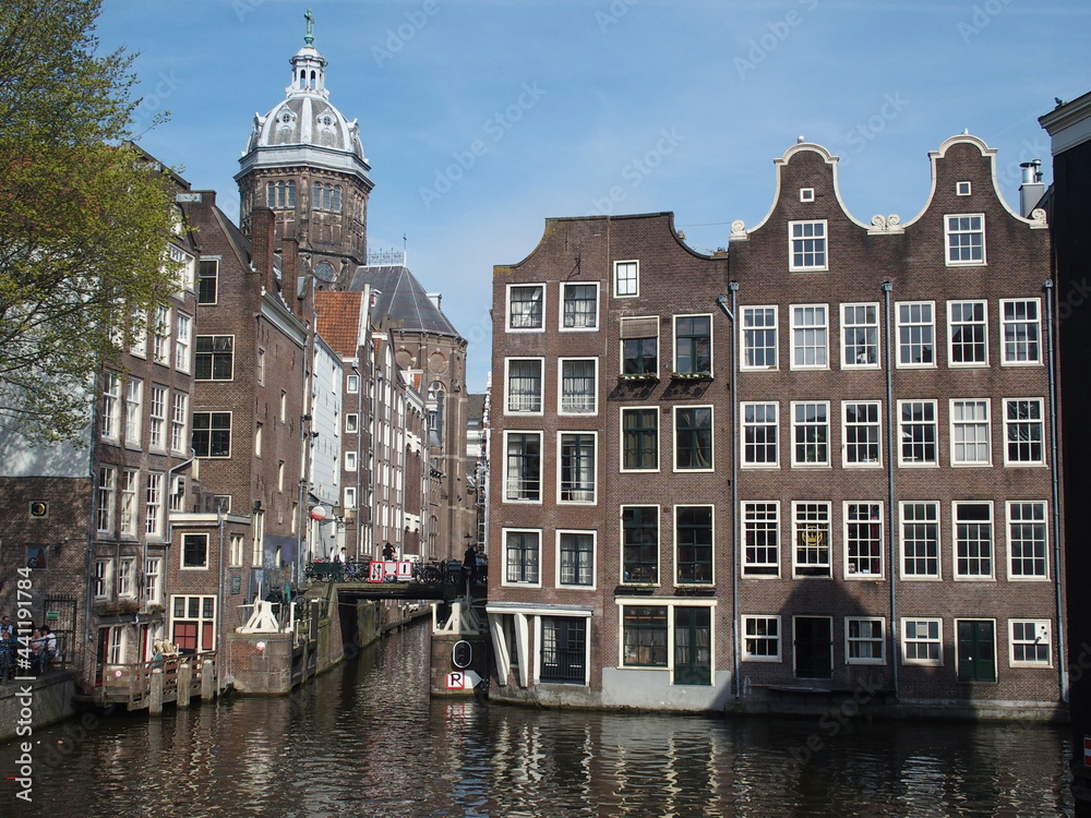 Grachtenszene im Amsterdam, Niederlande, links im Hintergrund  der Turm der St. Nikolaus-basilica