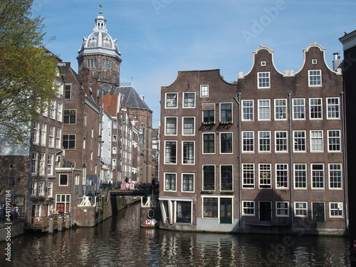 Grachtenszene im Amsterdam, Niederlande, links im Hintergrund  der Turm der St. Nikolaus-basilica