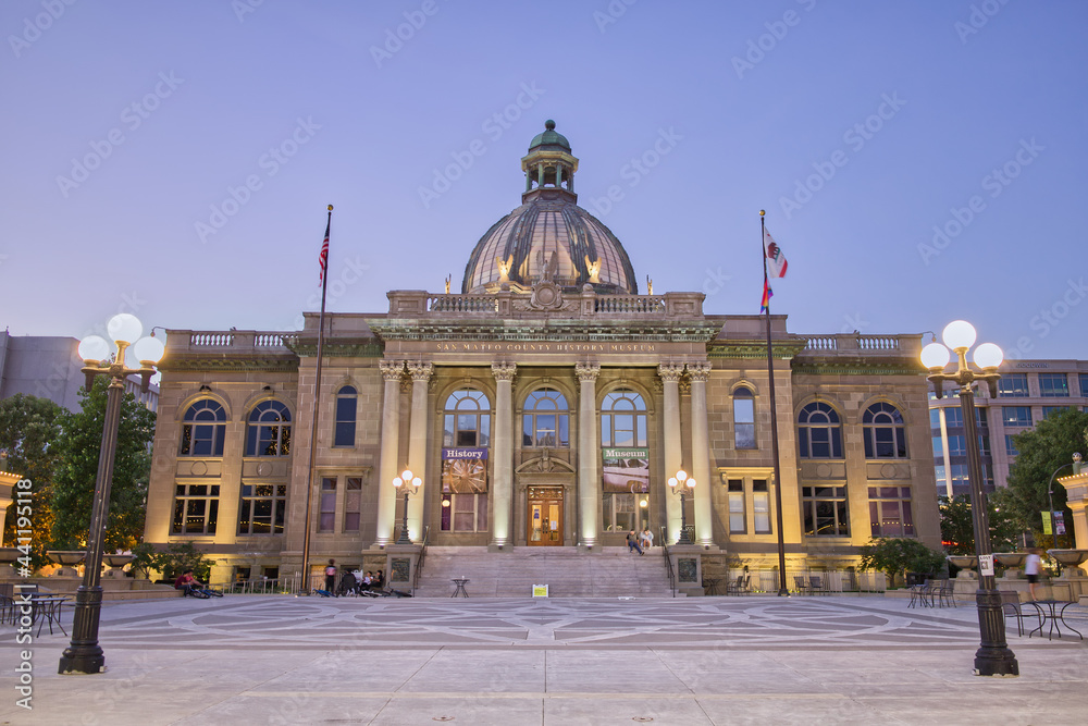 Fototapeta premium San Mateo Landmark at Twilight