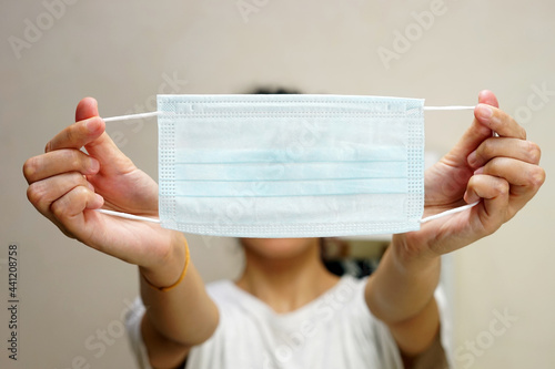Cuadro en lienzo Mask to prevent coronavirus and bacteries