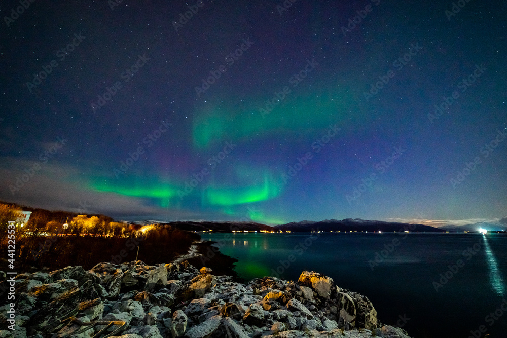 wundervolle Nordlichter in Troms in den Lyngenalps. begeisterndes Lichtspiel am nächtlichen Himmel, Aurora Borealis bei Tromsö, dancing Lady, the Lady dance in the sky, Polarlichter am Himmel