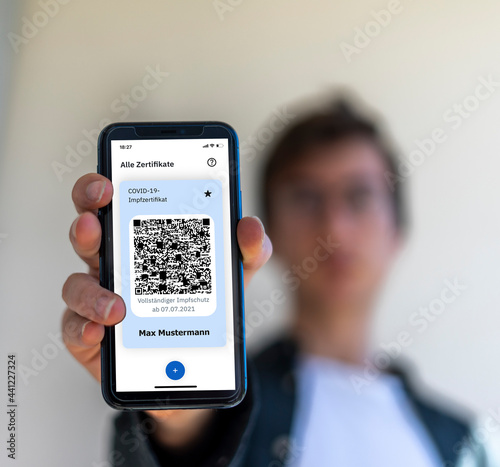 Digitaler Impfnachweis / Impfpass auf dem Handy / App - wichtig für Urlaub photo