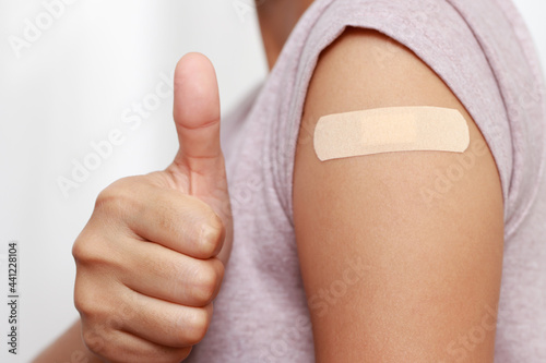 Foto Woman get vaccinated for social immunization.