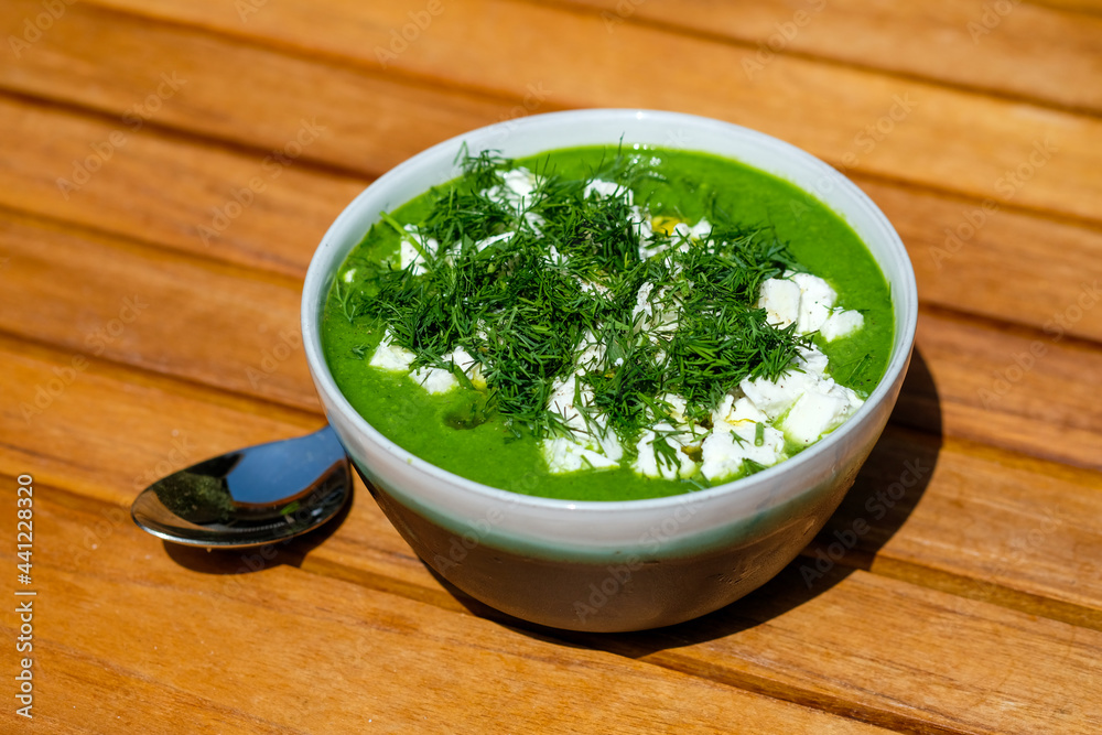 Kalte grüne Suppe für heiße Sommertage