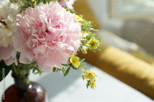 Fototapeta Naklejka Na Ścianę i Meble -  Bouquet of pink peonies in the interior