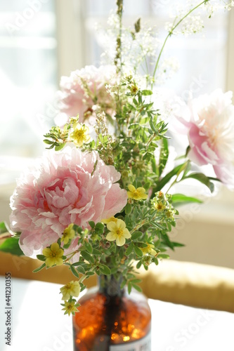 Fototapeta Naklejka Na Ścianę i Meble -  Bouquet of pink peonies in the interior