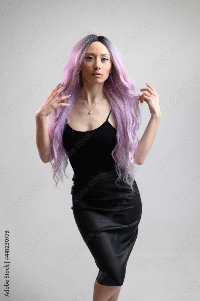 Photo horizontal female model right in front of the camera with long hair Photo horizontal female model right in front of the camera with long hair