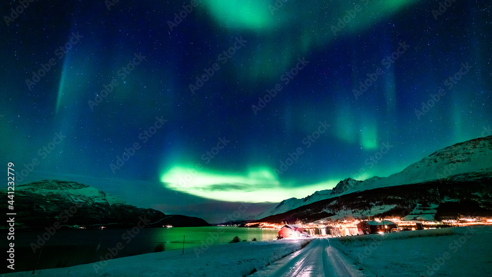 Nordlichter über den Lyngenalps, Troms, Norwegen. Aurora Borealis, die Lady tanzt über Lakselvbukt. Das wunderbare Schauspiel in grün, weiss, blau und pinker Farbe ist atemberaubend!
