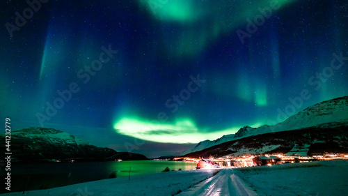 Nordlichter über den Lyngenalps, Troms, Norwegen. Aurora Borealis, die Lady tanzt über Lakselvbukt. Das wunderbare Schauspiel in grün, weiss, blau und pinker Farbe ist atemberaubend! © Dieter