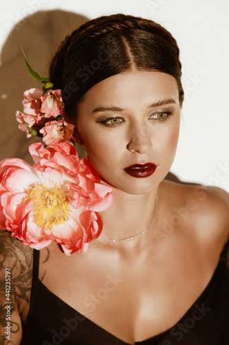 Fototapeta Naklejka Na Ścianę i Meble -  Beautiful young woman with flowers