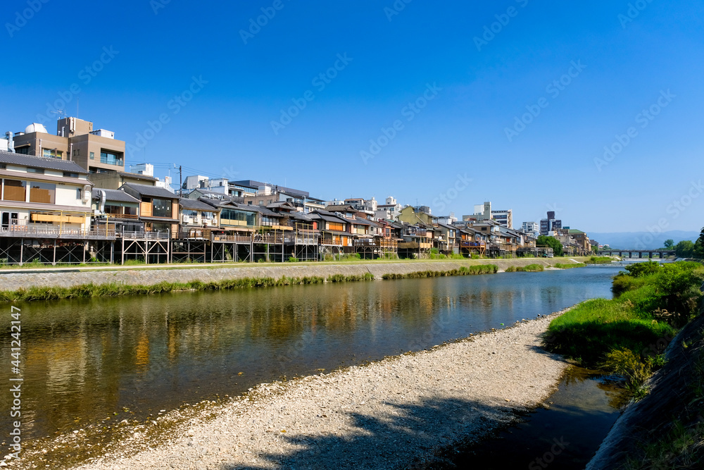 京都市 鴨川と四条の街並み