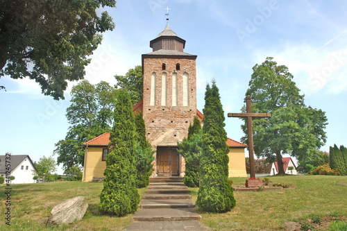 Kościół pw. Niepokalanego Serca NMP w Kwasowie ceglano-szachulcowy z XVIII w. z wieżą z XVI w. otoczony starymi lipami